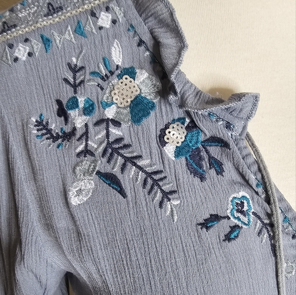 Knox Rose Blue Gray Long Sleeve Embroidered Peplum Top Size Small - Picture 7 of 9